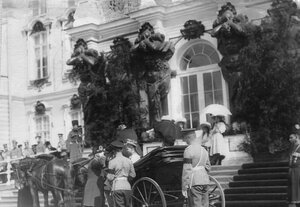 Император Николай II  у коляски сына цесаревича Алексея перед началом смотра.