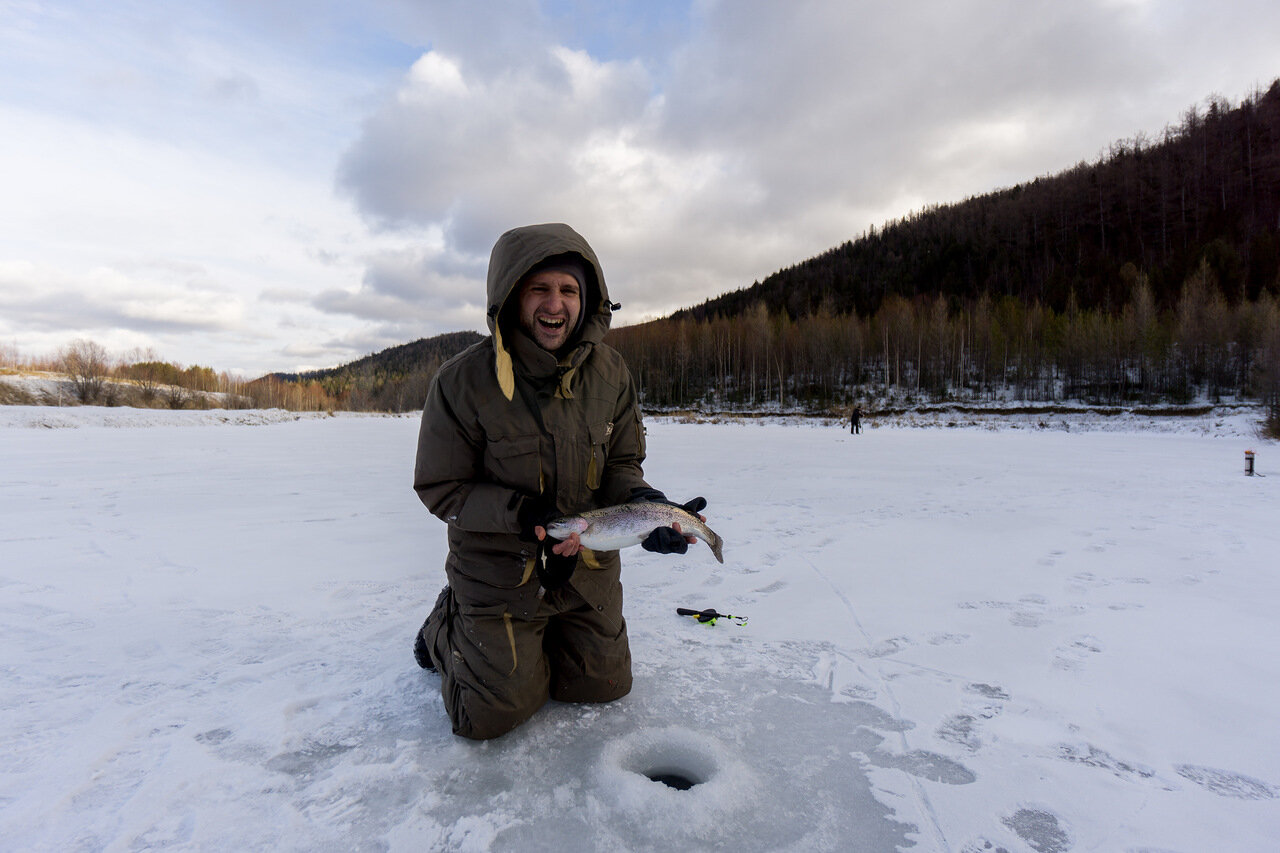 Ловить рыбу в ленинградской области. Рыбалка зимой. Рыбак зимой. Зимняя рыбалка в Сибири. Зимняя рыбалка в Ленинградской области.