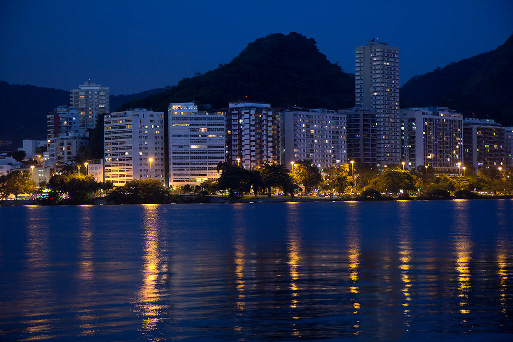 Вечер у лагуны в Рио де Жанейро