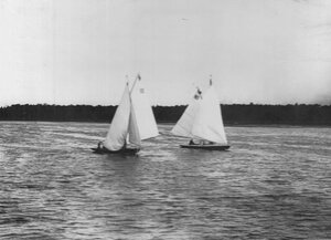  Яхты № 62 и 40 на конечной дистанции гонок, устроенных в честь 50-летия клуба