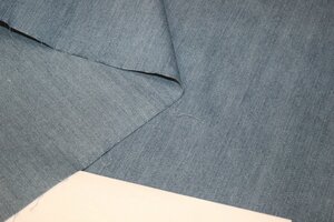 СВ037 ПРОДАНО ост.0,75м 690руб-м Голубая джинса стрейч имеет интересное зернистое переплетение,ткань мягкая,приятная,не жесткая,не тонкая,для платьев,юбок,жакетов,летних пальто,брюк,шорт,ширина 1,50м,хлопок 97%,эластан 3% (2).JPG