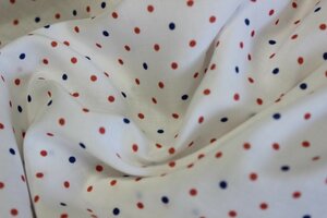 РК055 750руб-м.Плательно-блузочная вискоза с печатью,фон молочный,горошки темно-синего и красного цвета 0,20см,ткань мягкая,приятная,пластичная,практически не прозрачная,для платьев,рубашек,юбок,топов,сарафанов,детской одежды.Шир1,43м,виск 100%
