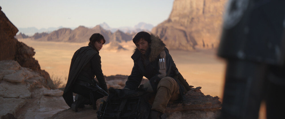 Rogue One: A Star Wars Story..L to R: Jyn Erso (Felicity Jones) and Cassian Andor (Diego Luna)..Ph: Film Frame..© 2016 Lucasfilm Ltd. All Rights Reserved.