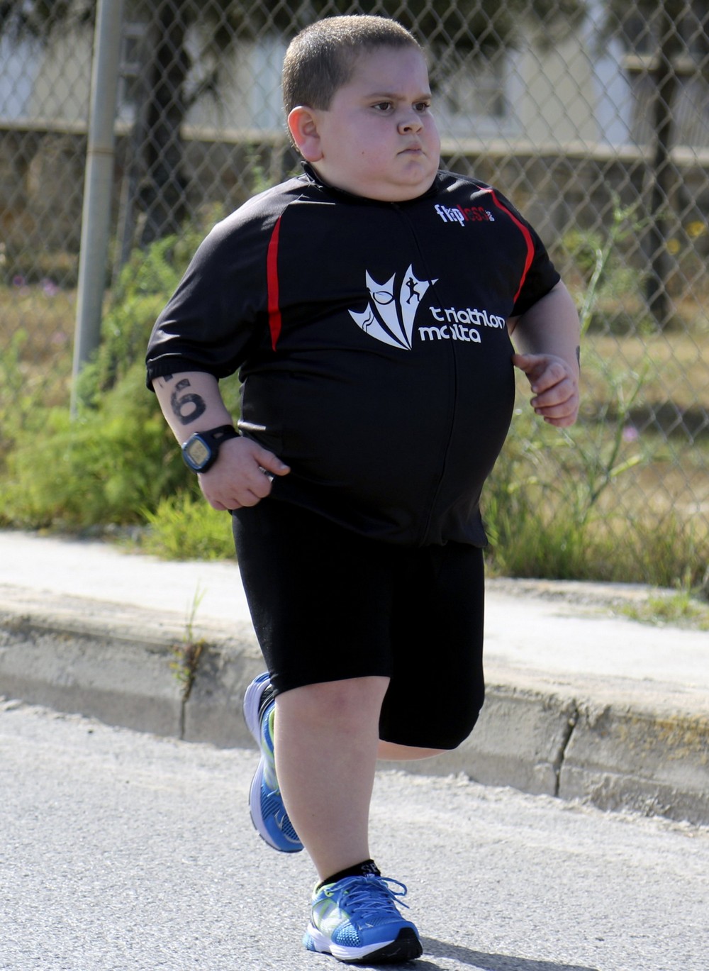 Мальчик участвует в триатлоне, чтобы выжить