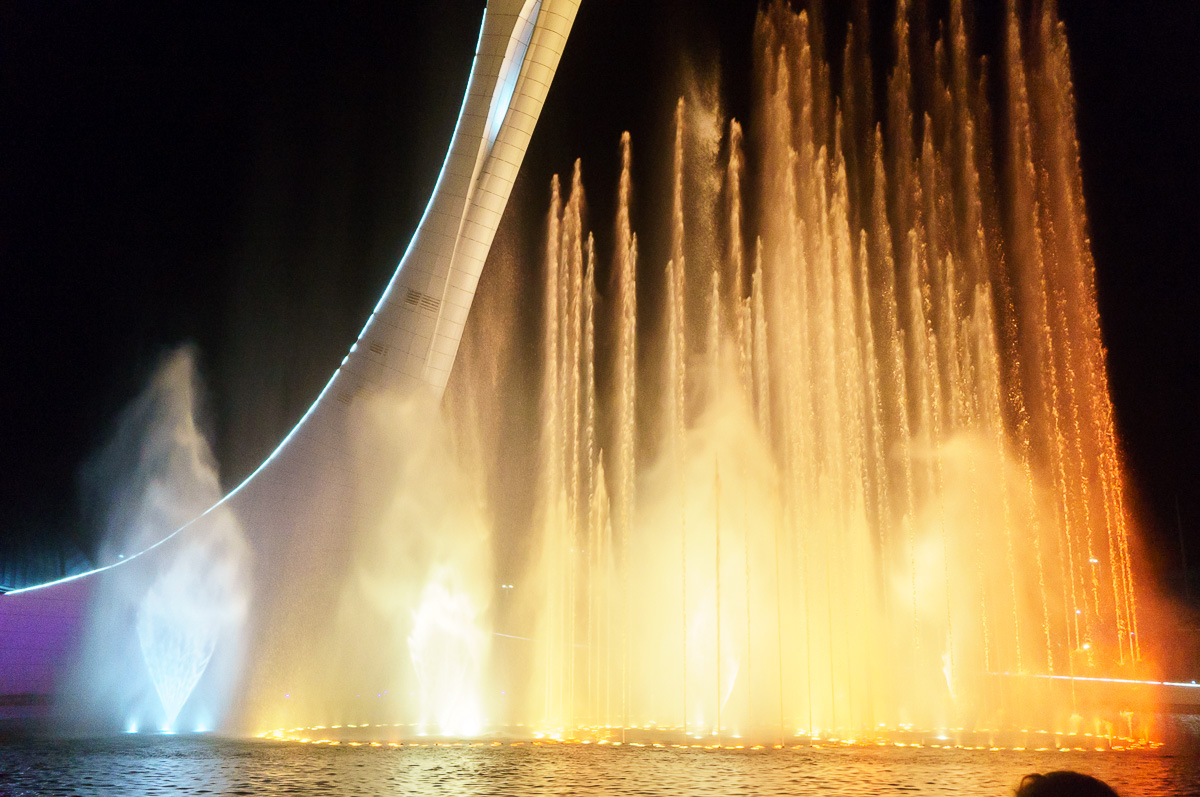 Шоу фонтанов отзывы. Олимпийский фонтан Сочи. Поющие фонтаны в Адлере. Танцующий фонтан в Сочи. Сочи Поющие фонтаны море.