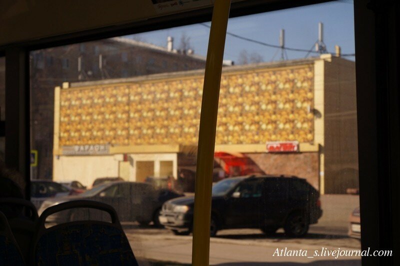 В окне автобуса поплыл военкомат. Центр Москвы с окна автобуса. Вид с окна автобуса в Москве. Танки из окна автобуса. Москва из окна автобуса по центру.