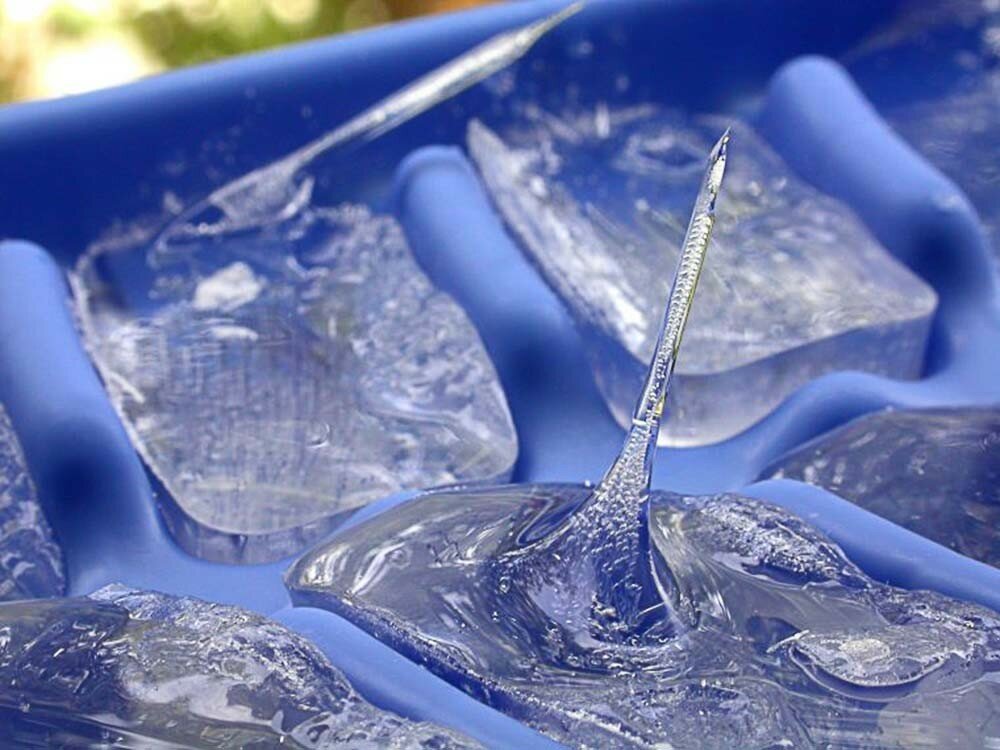 Лед 3 реакция. Эрасто Мпемба. Заморозка воды. Вымораживание воды. Вода со льдом.