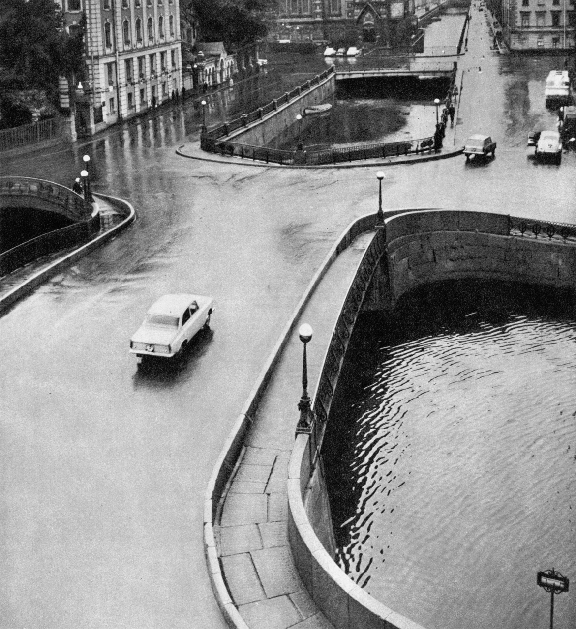 Мало-Конюшенный мост / Malo-Koniushenny Bridge