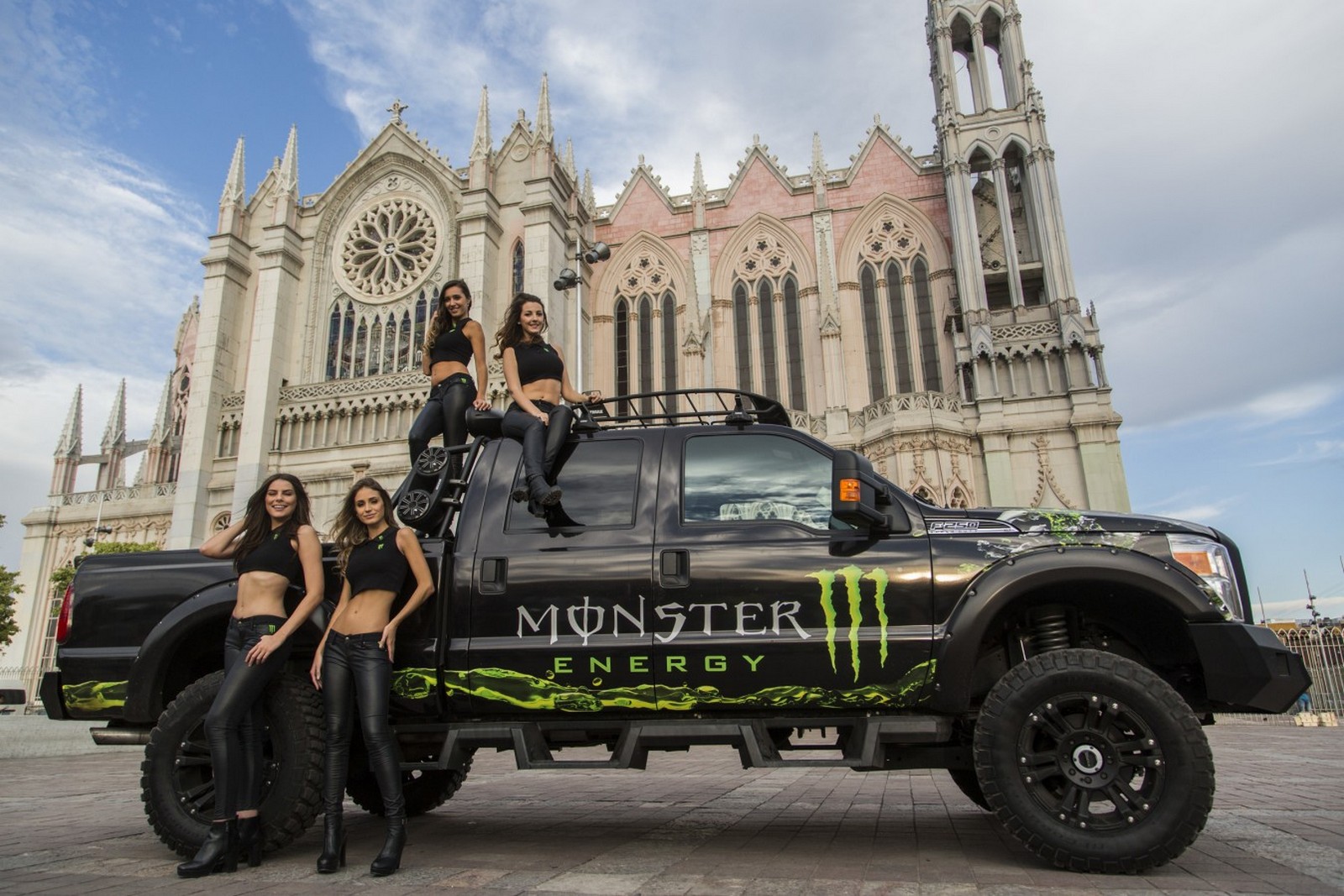 Девушки Monster Girls чемпионата MXGP 2017