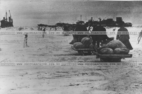 Обоз с зерном направляется для перегрузки на суда, доставляющие зерно в Ленинград. 4 декабря 1941.