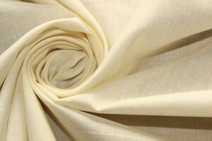 СГ069 450руб-м Тонкий хлопок молочно-ванильного цвета(хлопок 100%)Тонкий,легкий,полупрозрачный,приятный на ощупь.Для блузы,платья,туники,юбки или подкладки.Шир.1,50м.