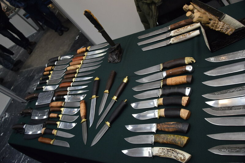 Ножевая выставка. Выставка ножей в Тольятти 2022. Ножевые выставки. Красивые выставочные ножи. Ярмарка ножей.