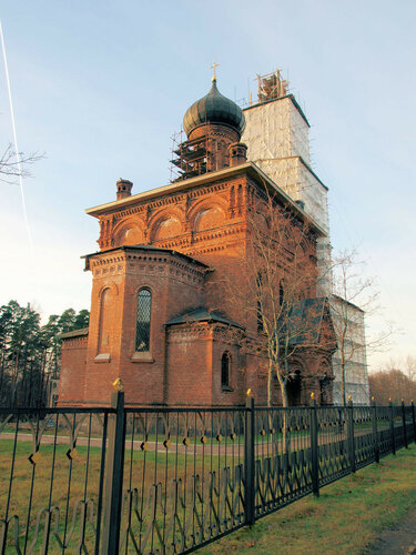 Памятник и церковь