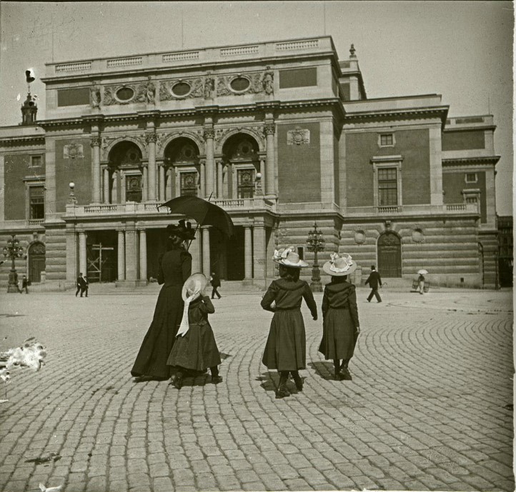 1901. Дама с девочками на площади Густава Адольфа. Швеция, Стокгольм