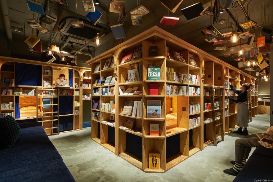Новый тематический хостел в Киото предлагает переночевать на книжной полке (8 фото)