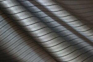 ИДХШ060 продано ост.1,40м 650руб-м Плательно-блузочная ткань (хб50%,шёлк50%)Цвет серый стальной,полоски черные идет вдоль кромки.Ткань мягкая,приятная,пластичная,шелковистая,имеет легкий приятный блеск,непрозрачная,для платьев-рубашек,блуз,юбок,для подкла