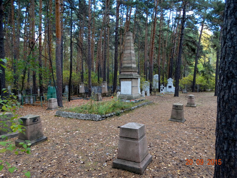Братская могила борцов и памятник лётчикам