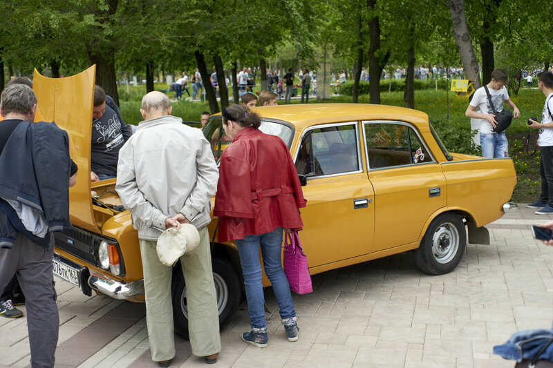 Папа купил автомобиль слушать. Автомобили на советских демонстрациях. Демка машина. Машины на демонстрацию фото. Папа купил автомобиль.