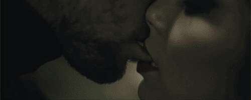 Ласкает мужа языком. Нежный поцелуй гиф. Страстный поцелуй. Гиф поцелуй с языком. Нежный поцелуй в губы с языком gif.
