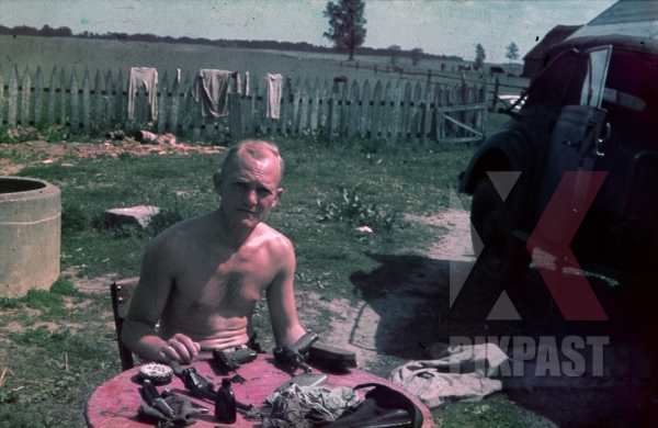 stock-photo-russia-summer-1941-4th-panzer-division-repairing-staff-car-and-cleaning-luger-pistols-12326.jpg