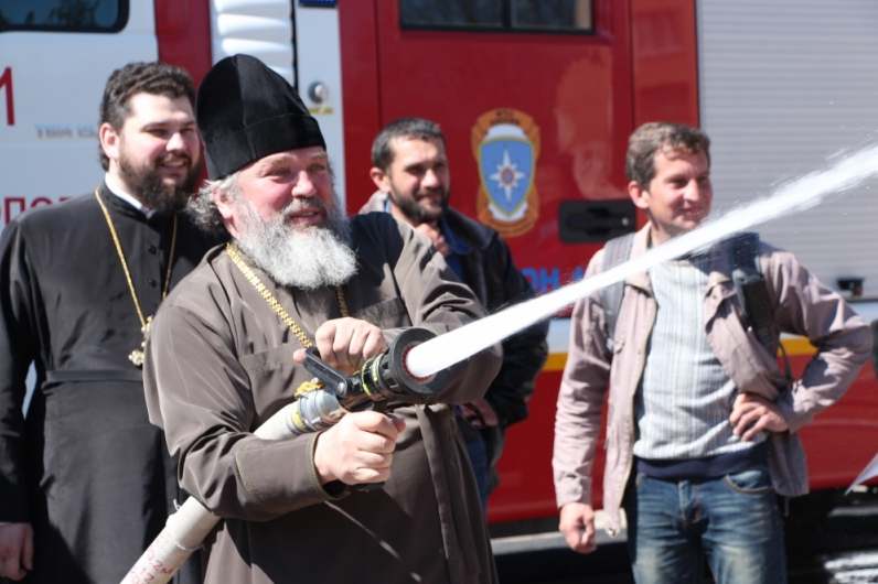 Новое спецподразделение МЧС: священники с пожарными шлангами