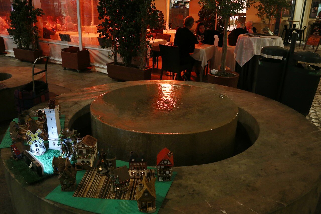 Night Malaga. The fountain in the square carbon