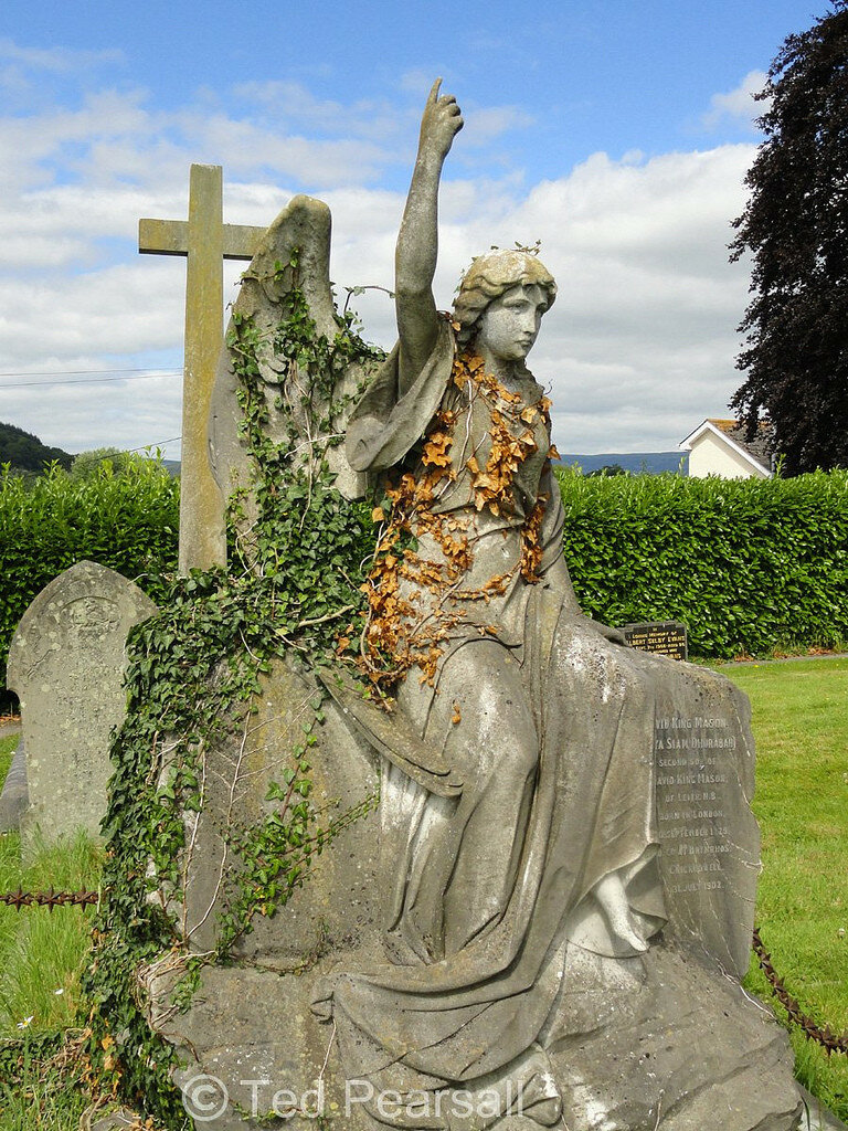 St Edmunds graveyard, Crickhowell.jpg