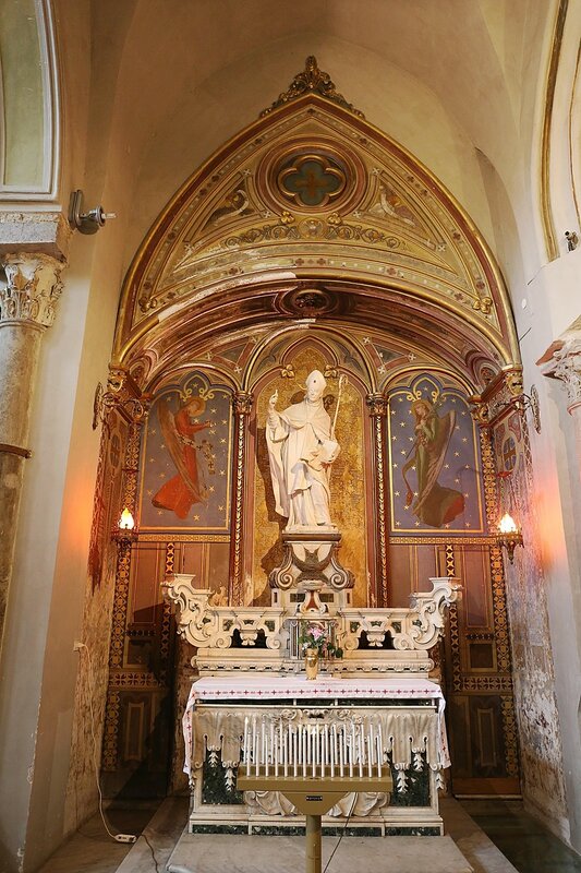 Неаполь. Кафедральный собор Успения Святой Марии (Дуомо, Собор Саятого Януария). Интерьеры