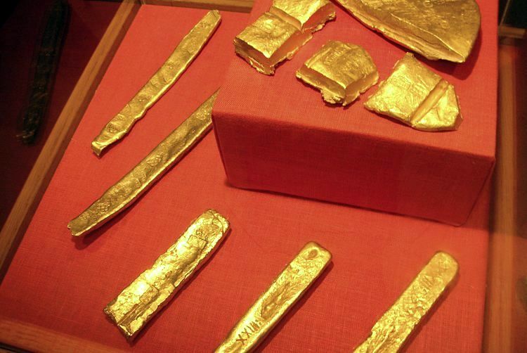 В каком году нашли первое золото. Золотая гривна Киевская Русь. Древние слитки золота. Первые слитки золота и серебра. Золотые слитки в древности.