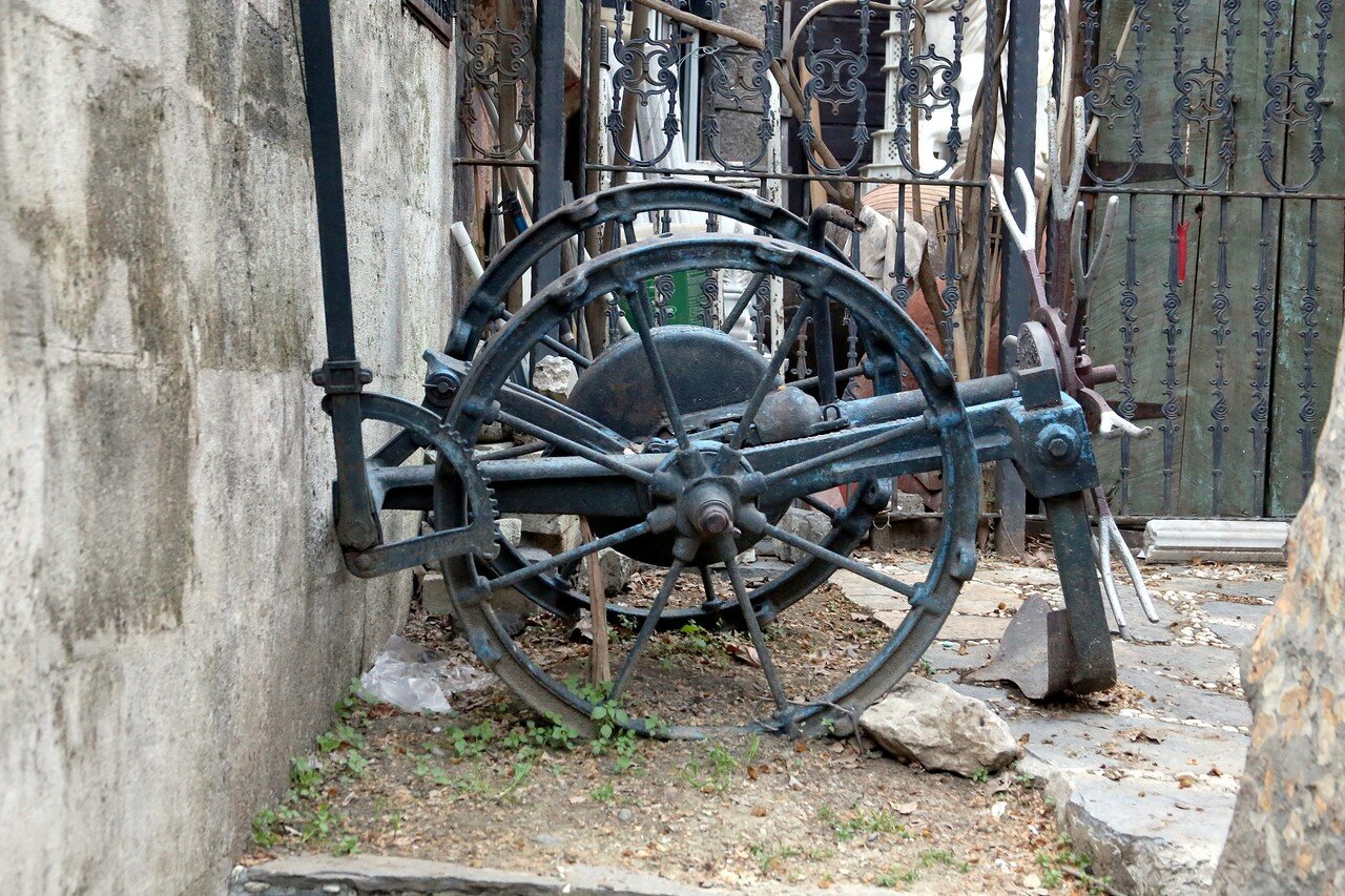 Istanbul, Beyoglu.  Antiquary Street ukur Cuma Caddesi