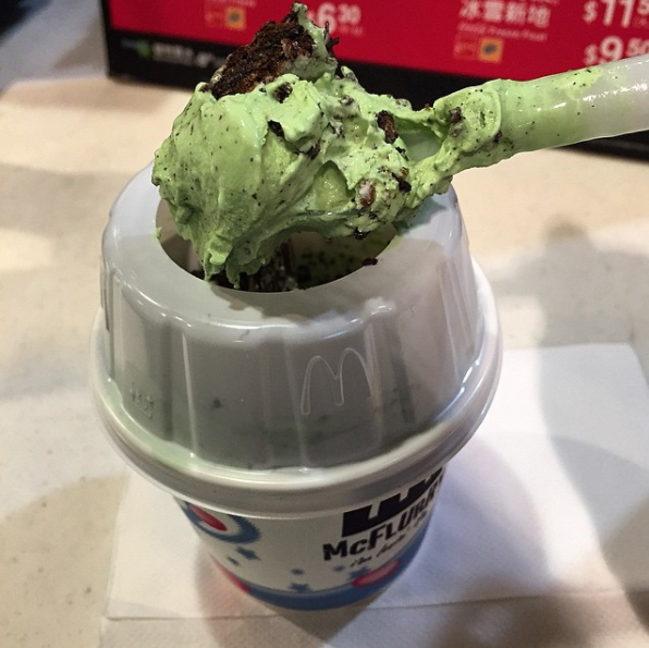 Япония: Макфлурри с матча и печеньем Oreo (Matcha Oreo McFlurry) Зеленый чай матча, шоколадные Oreo 