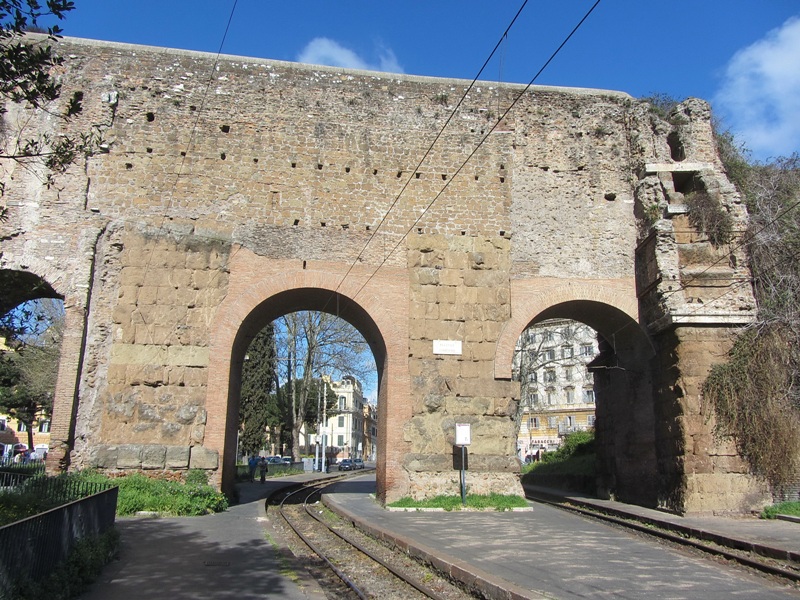 Италия в камне: Рим, акведуки, пещерные улицы этрусков, парк монстров и средневековые туфовые городки