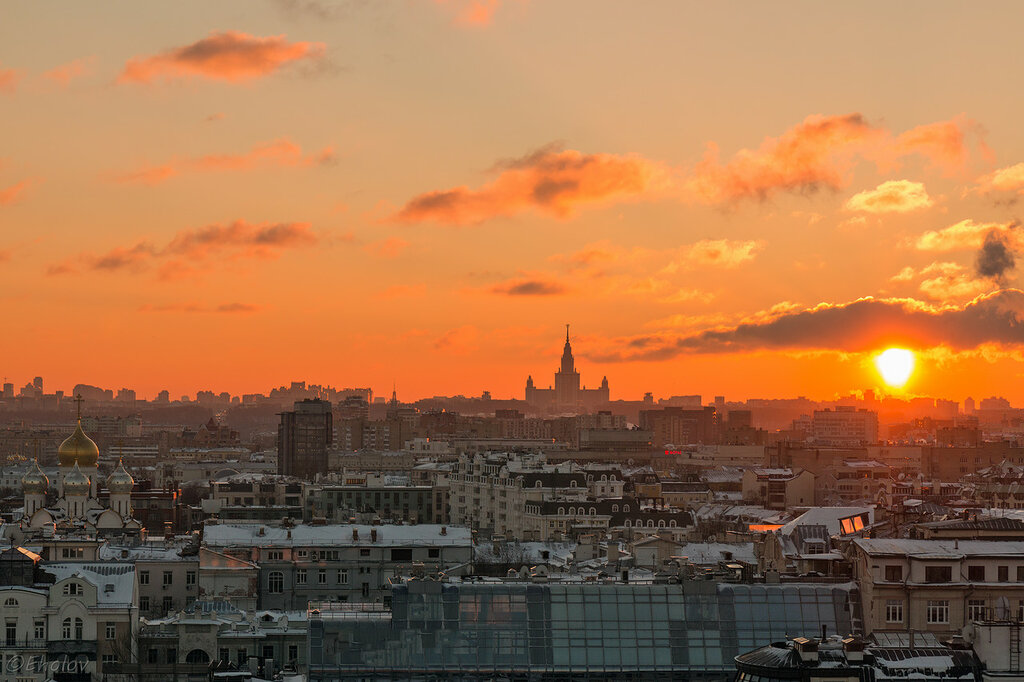 Время заката в москве. Закат в Москве. Длинные достопримечательности Москвы на закате. Закат над Москвой обои на телефон. Закат над городом ABS-пластик.