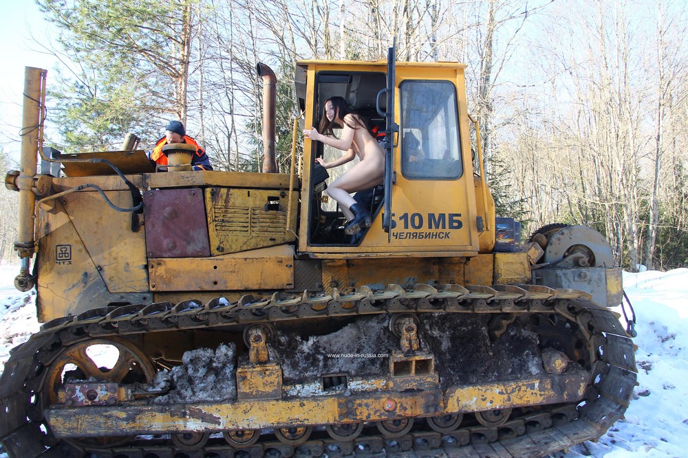 Голая Лера лазит по трактору в зимнем лесу