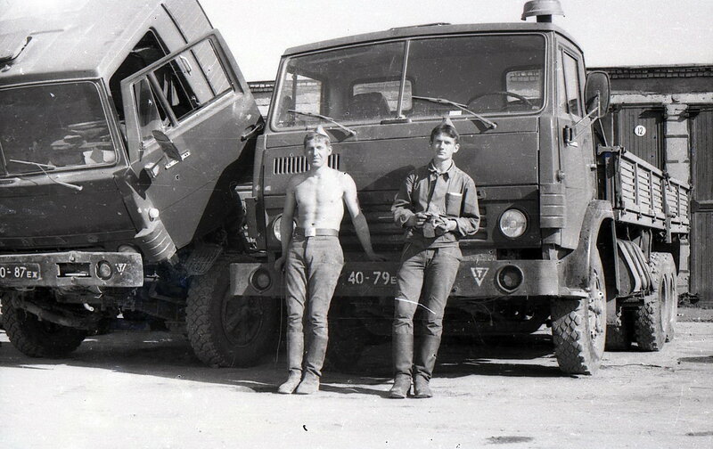 Военные грузовики.