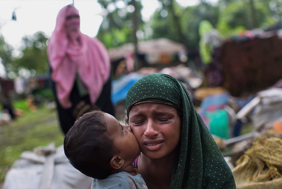 Мусульмане массово бегут из Мьянмы, стараясь спастись от насилия со стороны властей