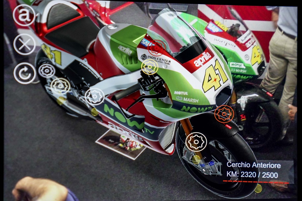 Aprilia представила шлем дополнительный реальности для механиков в MotoGP