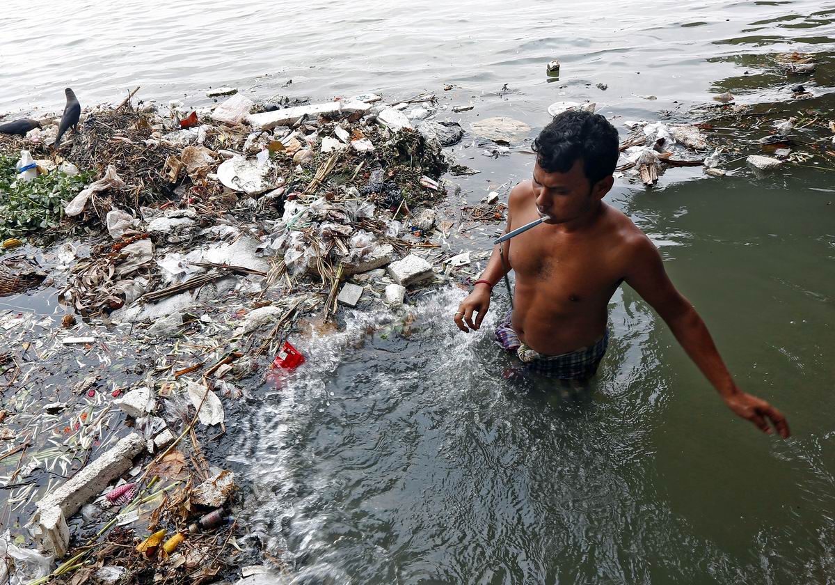 Идти в грязной воде. Река ганг в Индии загрязнения. Священная река в Индии Ганга.