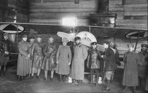 Ангар-амбар Донской авиации. В центре — В. Г. Баранов (в папахе). Февраль — март 1919