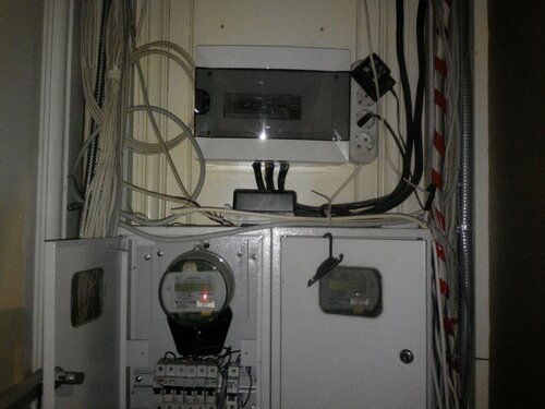 Срочный вызов электрика аварийной службы в квартиру с трёхфазным вводом после отключения электроснабжения в результате перегрузки