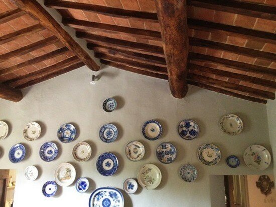 Как украсить стены декоративными тарелками (фото с идеями)