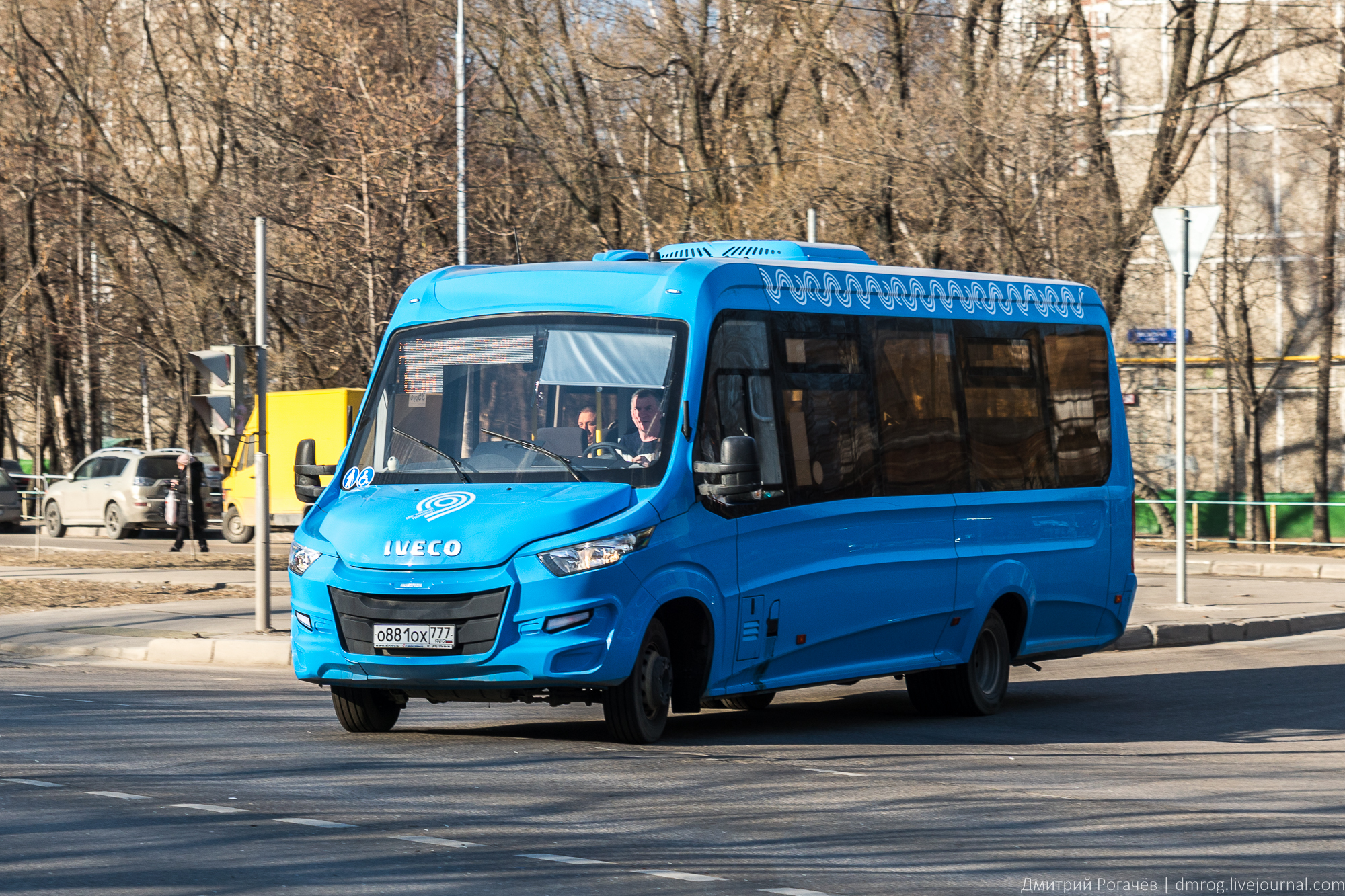 Маршрутные автобусы москвы. Синий автобус. Голубой автобус. Синяя маршрутка. Автобус маршрутка.