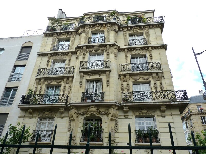 Балконы между домами. Гостиница Гимар 1909 г Париж Франция. Эктор Гимар Кастель Беранже фото интерьеров.