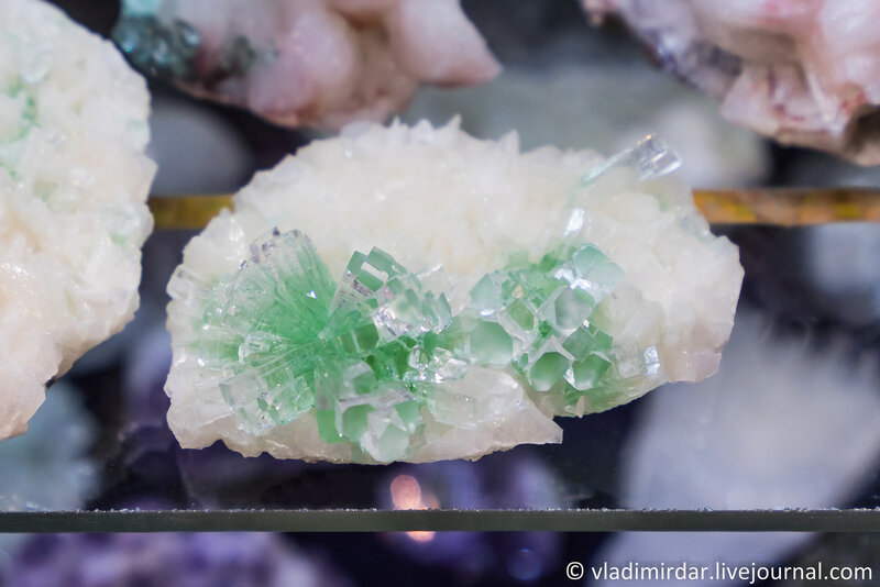 Друза кварца с кристаллами зеленого цвета