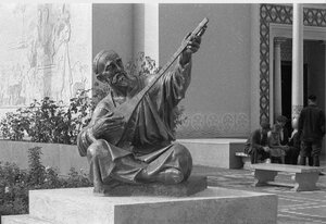 Скульптура у павильона Узбекской ССР