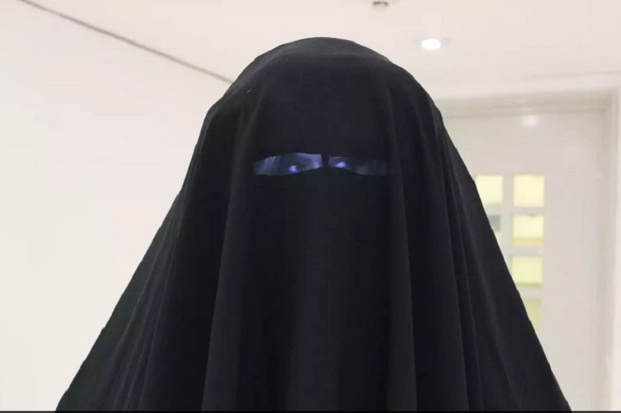 Возмущенная хиджабом