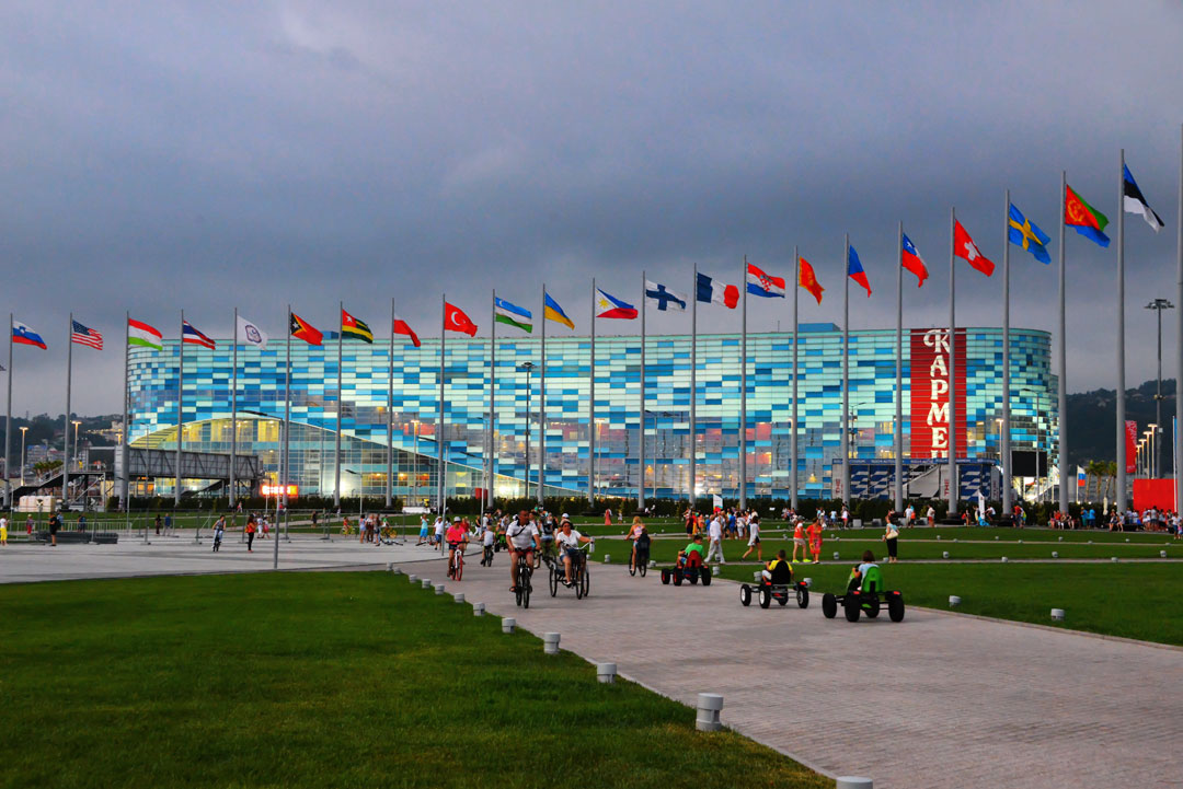 Олимпийский парк отзывы. Олимпийский парк Сочи. Олимпийский парк NATO. Фестивальная площадь Сочи Олимпийский парк. Олимпийский парк Сочи флаги.