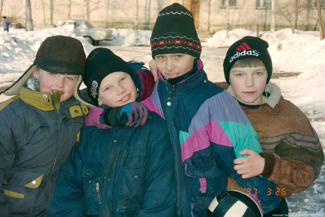 Зима 2000 года. Дети 1990. Дети 1990-х годов. Россия в 2000-е. Зимняя одежда детей в 1990 года.