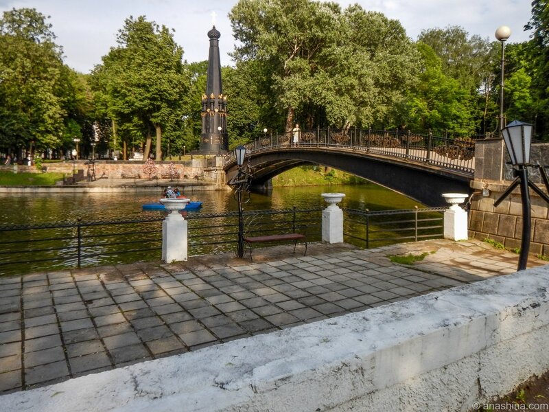 Мост через Лопатинский пруд и памятник "Защитникам Смоленска 4-5 августа 1812 года", Лопатинский сад