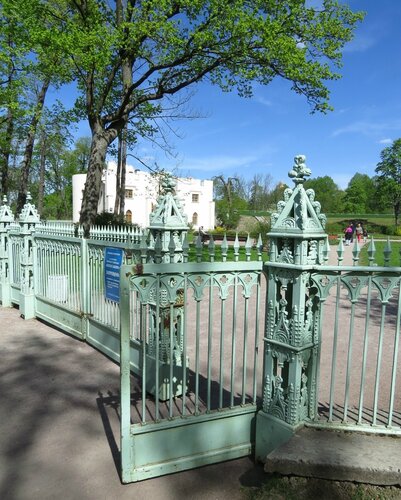 Чугунная ограда вокруг Белой башни.